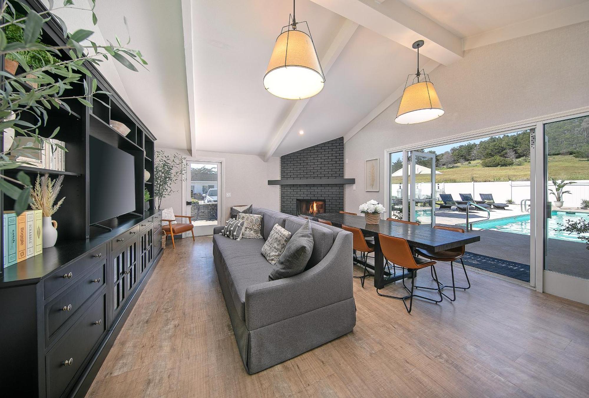 Hotel Fireside On Moonstone